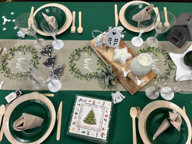 Une table de Noël vert & blanc-beige - L'Entrepôt de la Fête